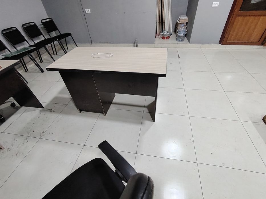 Офисний мебель стол, стул и кресло.