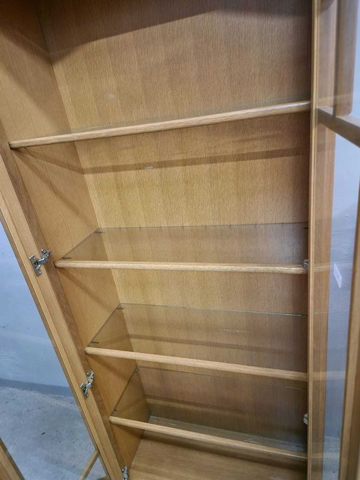 Висок шкаф витрина с осветление от дъбов масив и стъклени плотове