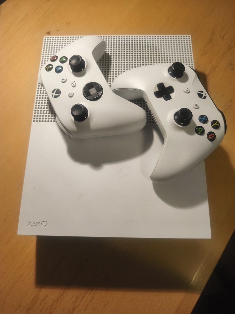 Продавам Xbox One S 1TB