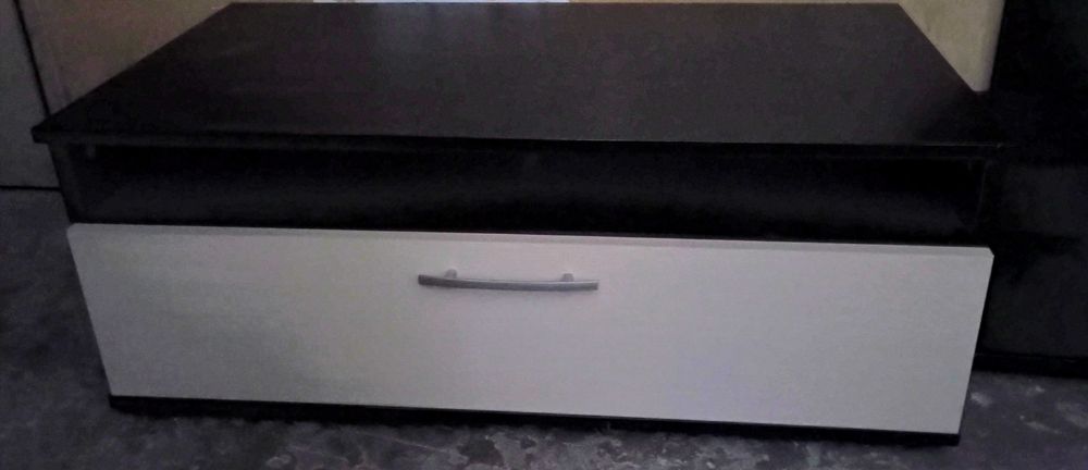 Продавам TV шкаф.Обявата е валидна само за София.