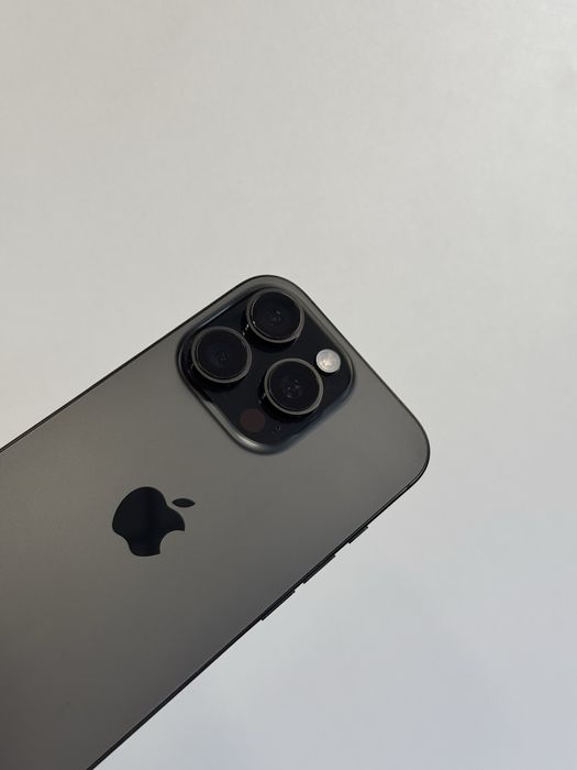 Продавам отличен iPhone 16 PRO 33 цикъла