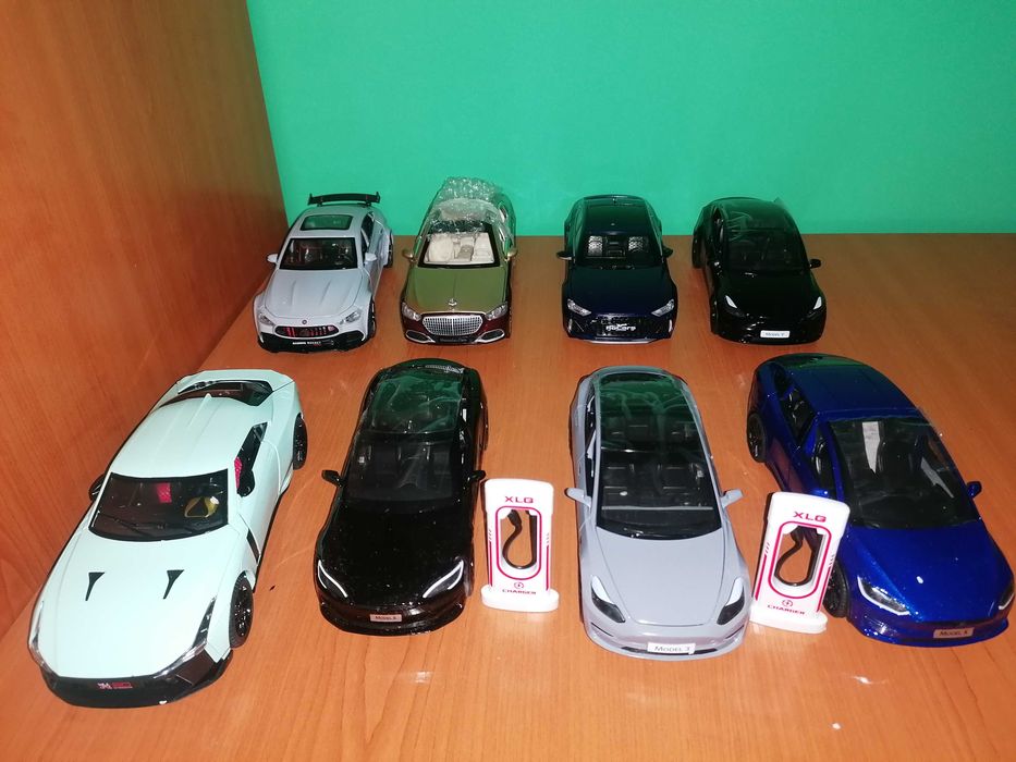 Метални колички с отварящи се врати, работещи фарове и звук от двигате