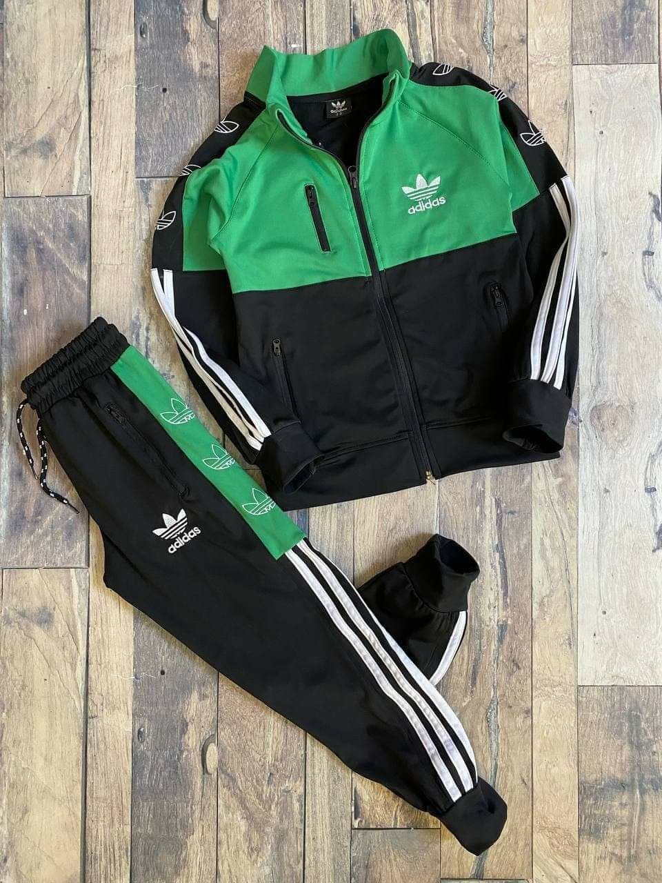 Trening Adidas unisex din silon, sigla cusuta