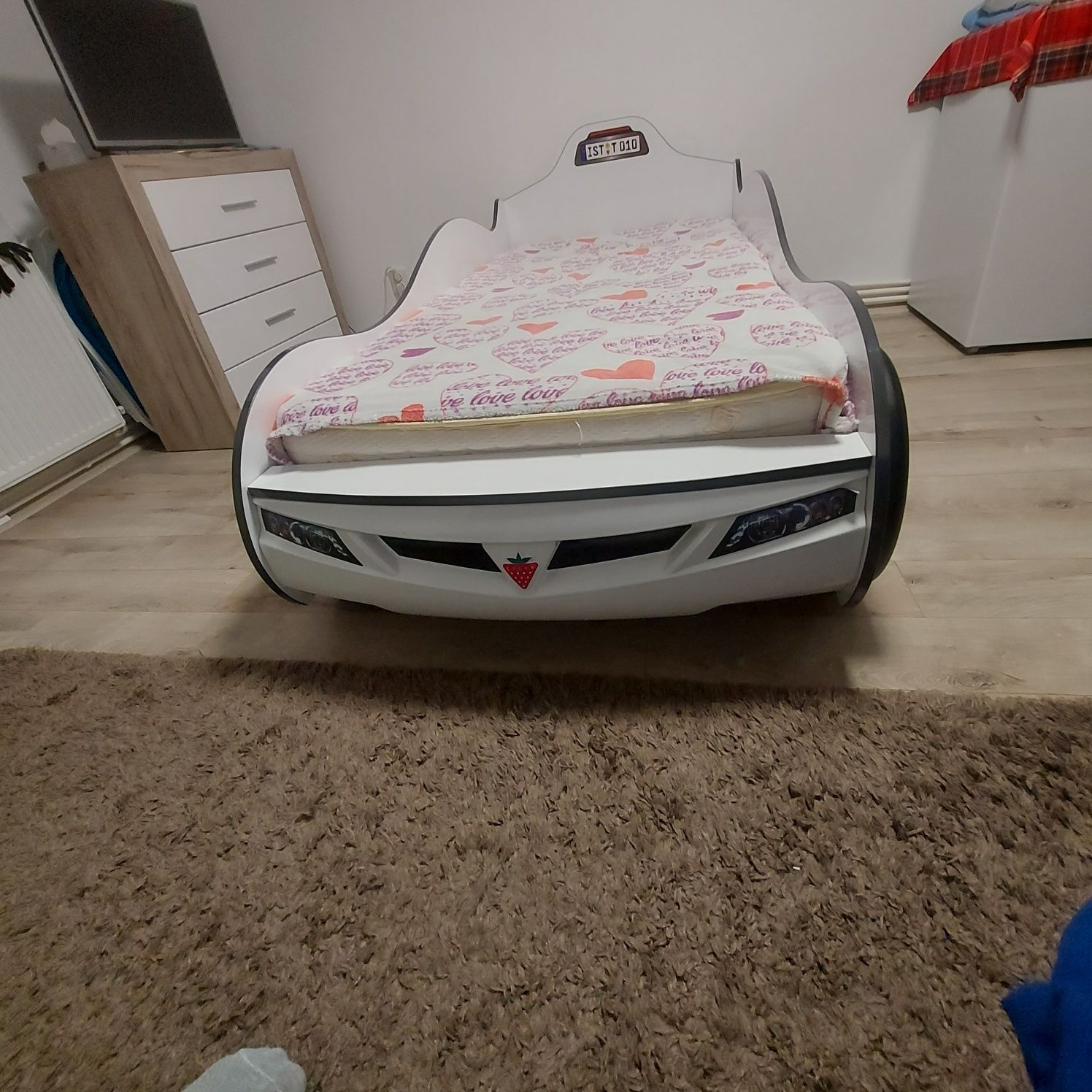 De vânzare pat mașină pentru copii