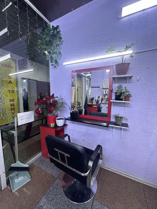 Сдается в аренду кушетка и парикмахерское кресло в салоне кросаты !