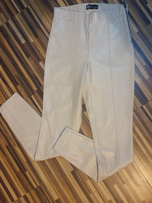 Pantaloni imitație de piele Zara