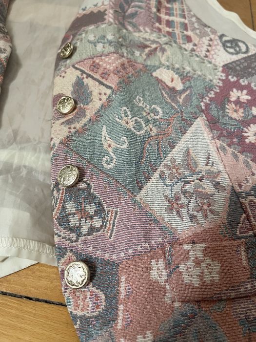 Vesta brodata noua model inedit, cu mătăsică