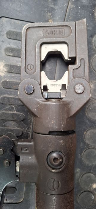 Хидравлична преса за кабелни обувки Cembre ht51