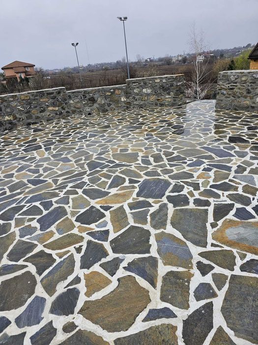 Piatra decorativă naturală pentru curți și terase