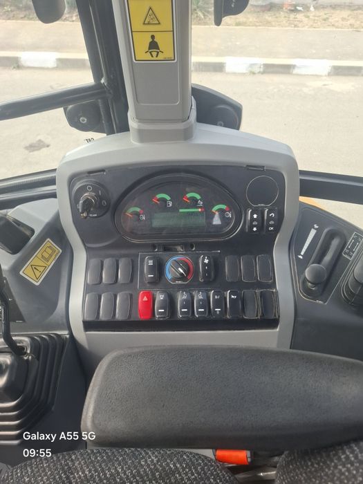 Buldoexcavator caterpillar