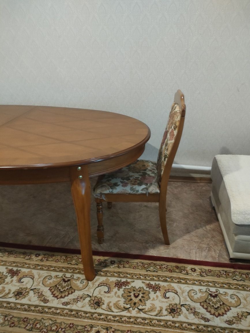 Продам срочно стол из натурального дерева производства Малайзии