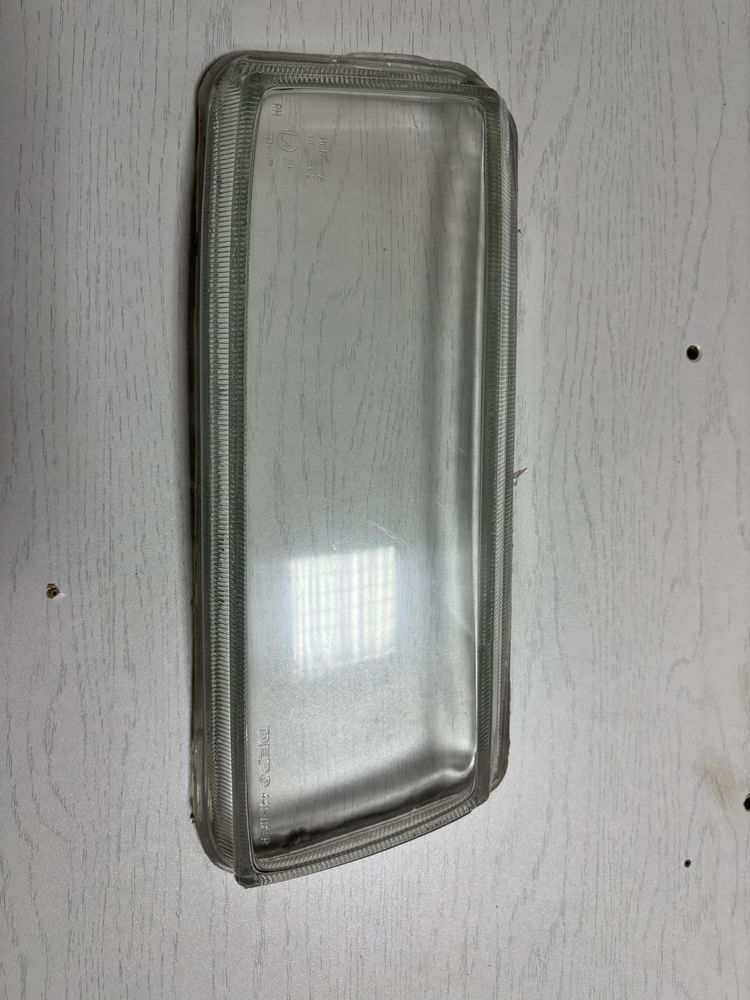 Продам стекло на фару пассат б4(гладкое стекло без рефления )
