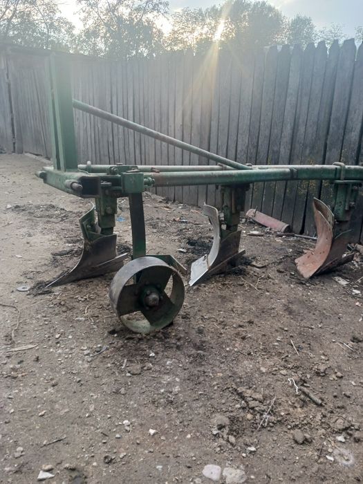 Vând plug 3 brazde stare foarte bună