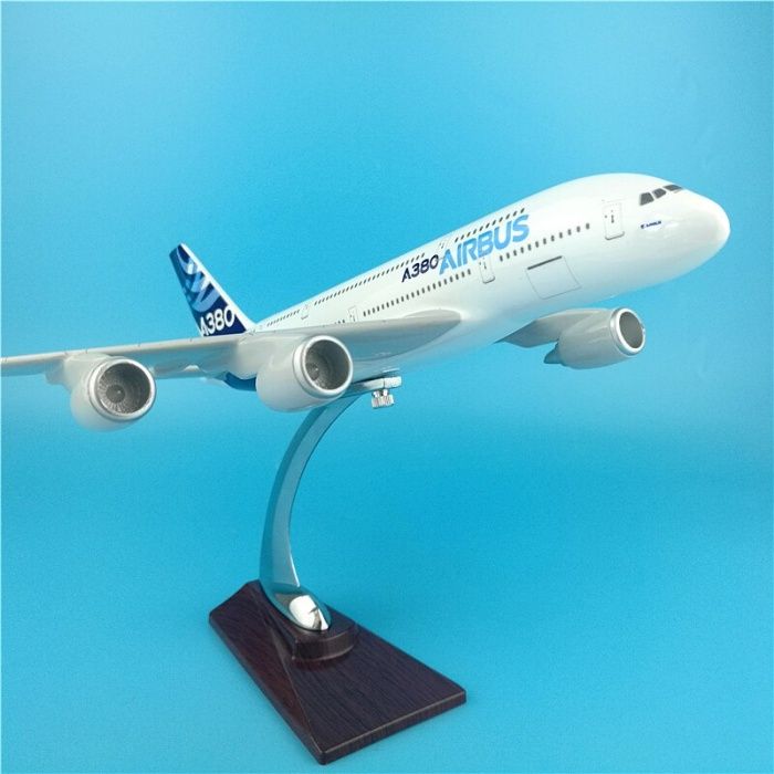 Модель самолета Airbus A380 в раскраске Airbus, масштаб 1/200