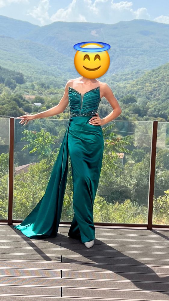 Зелена сатенена рокля