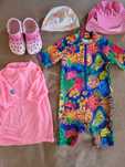 Set de baie: costum Next, bluza Decathlon, papuci tip crocs, sapca