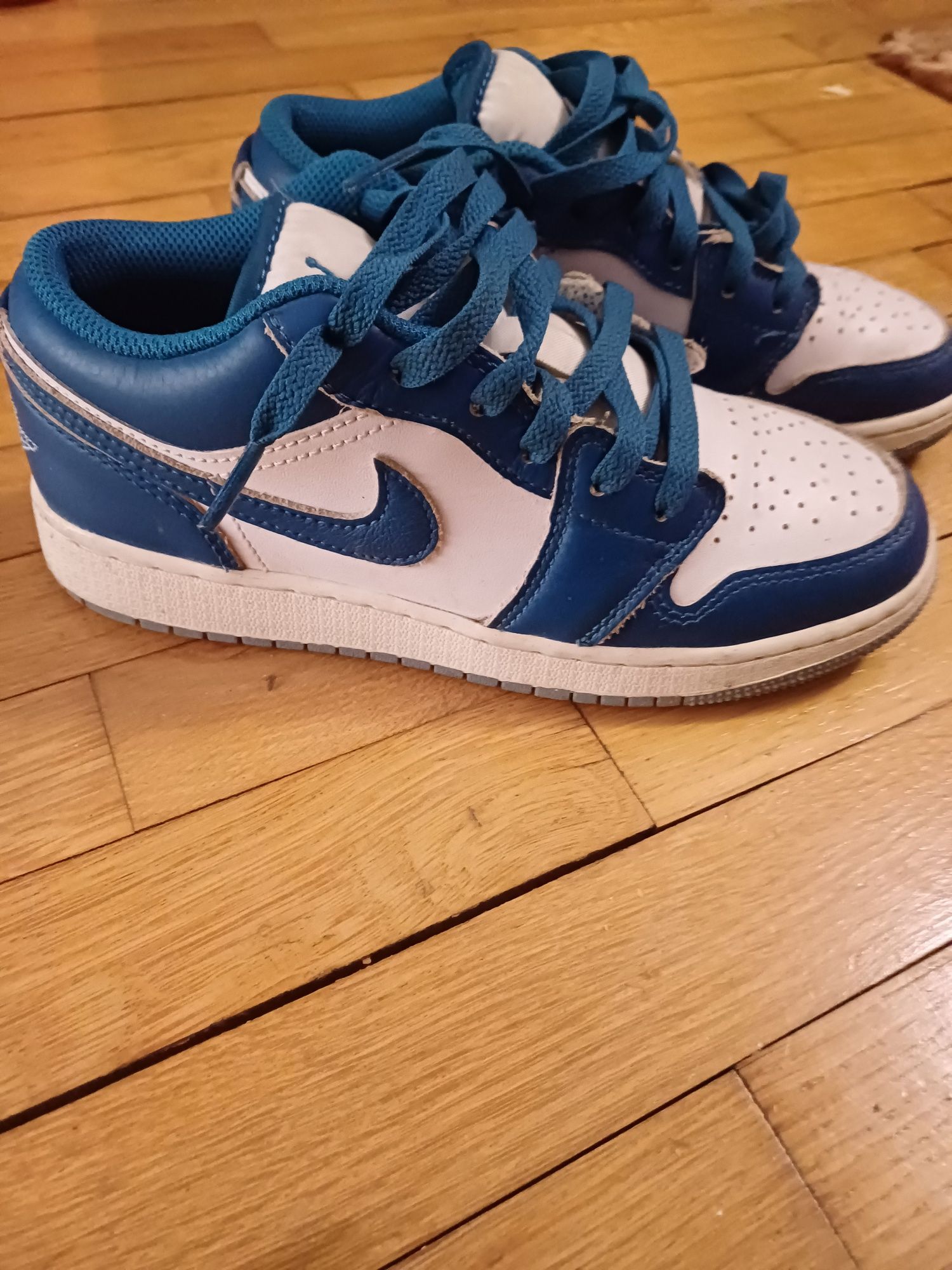 Adidasi jordan si nike