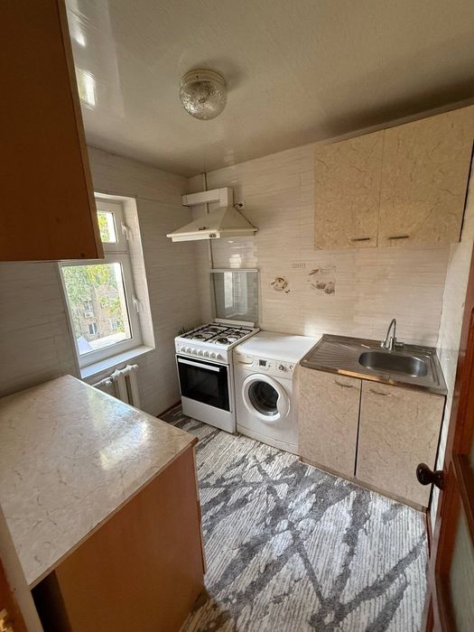 Продается 3 ком, 3 этаж метро Мирзо-Улугбек, Чиланзар 4, кирпич кварта