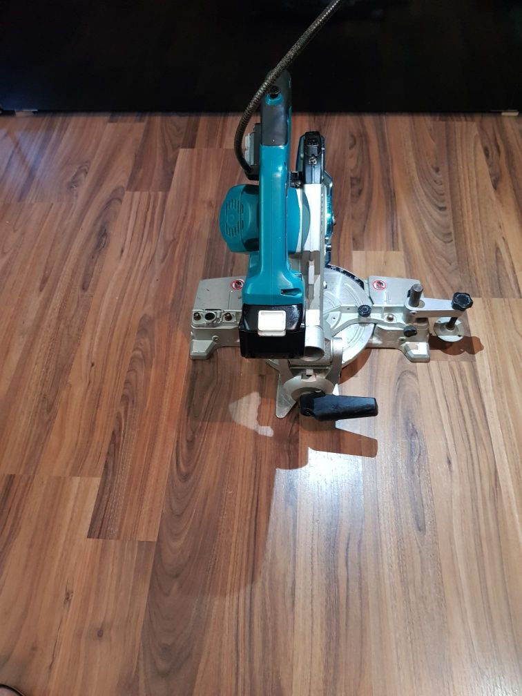 Makita DLS 600,fierăstrău circular staționar,pentru tăieri înclinate.