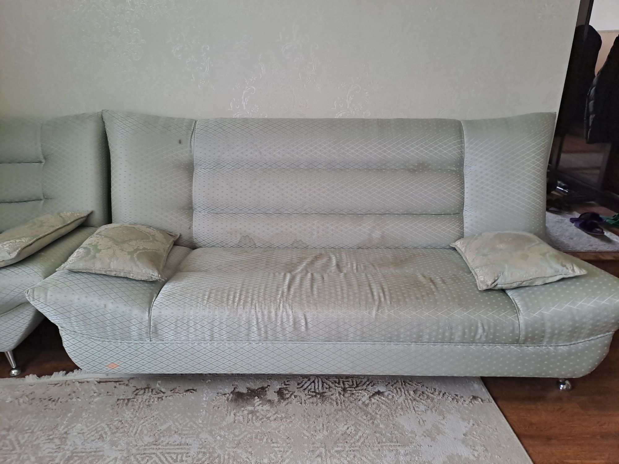 Продаётся диван вместе с креслами