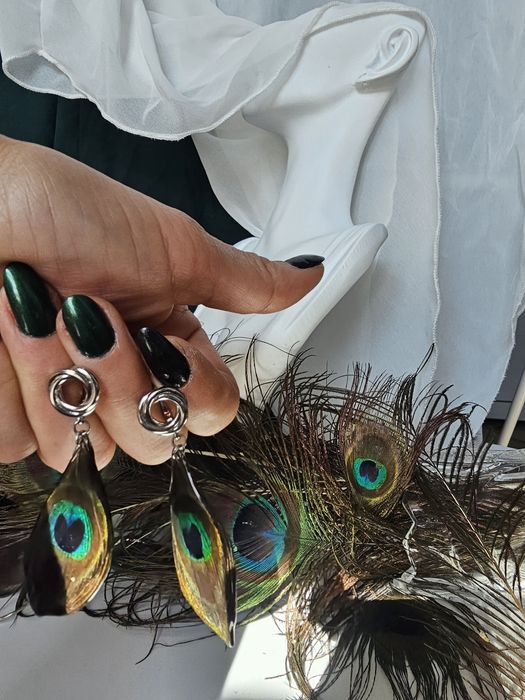 Ръчно изработени обеци с паунови пера, запечатани в епоксидна смола.