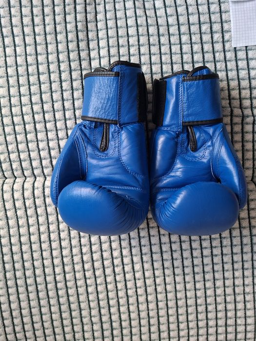 Продаю боксеркую экипировку,в хорошем состояние 12-13 лет!!!