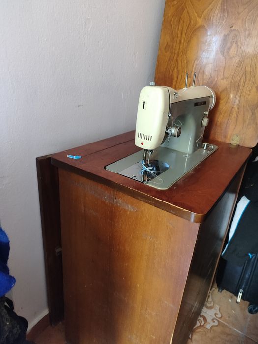 Vând mașină de cusut