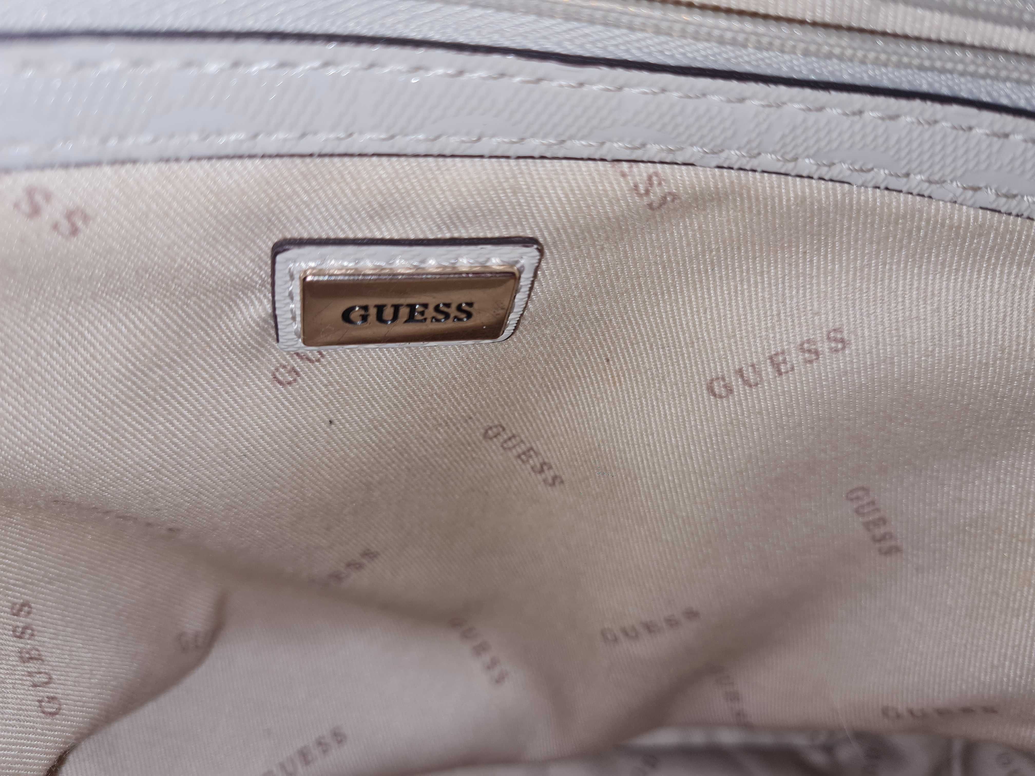 Бежова чанта Guess