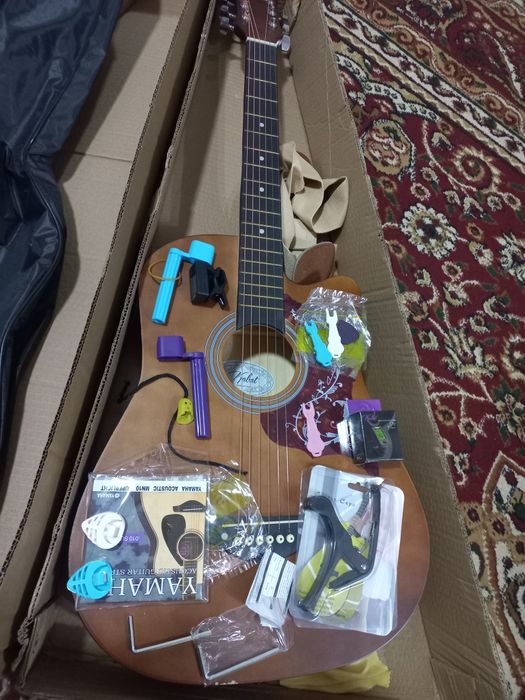 Gitara holati idieal yangi srochni sotiladi