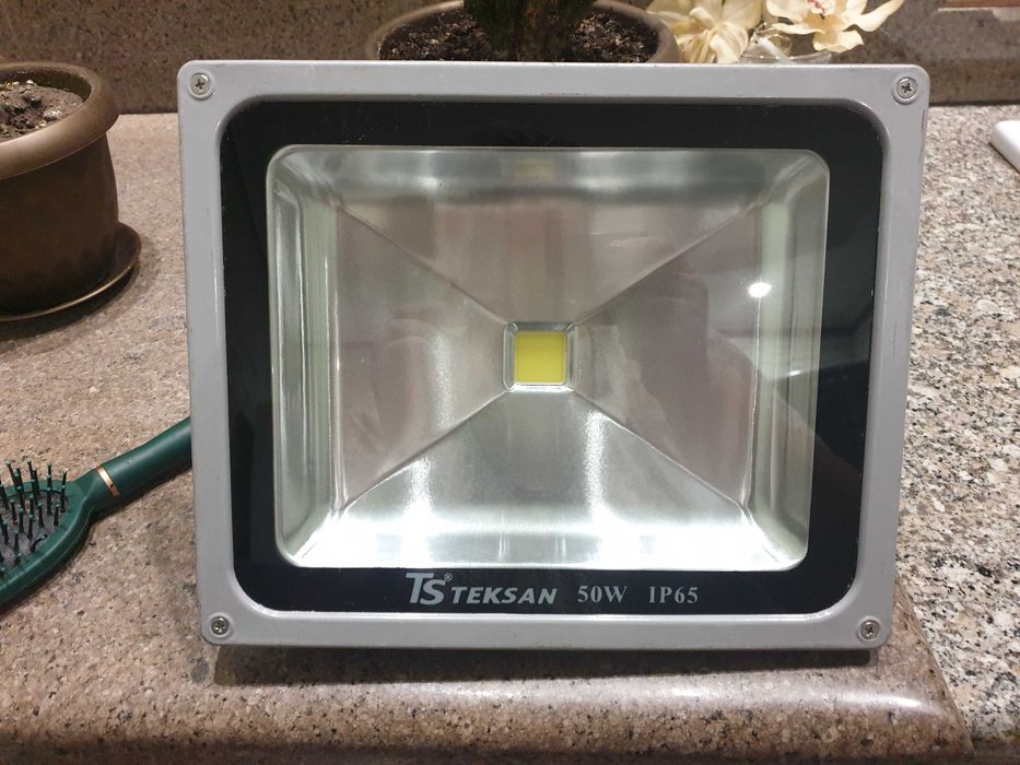 Продам прожектор уличный