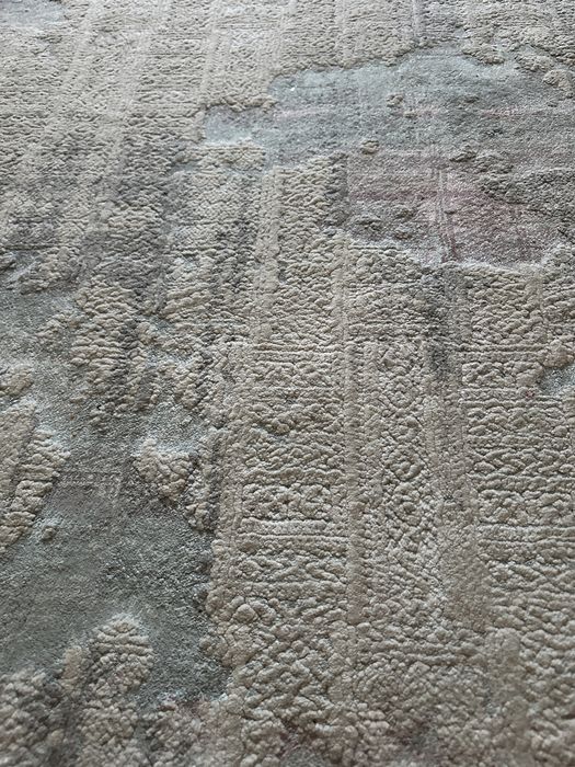 Vând covor sufragerie dimensiuni 200x280 , stare excelentă.