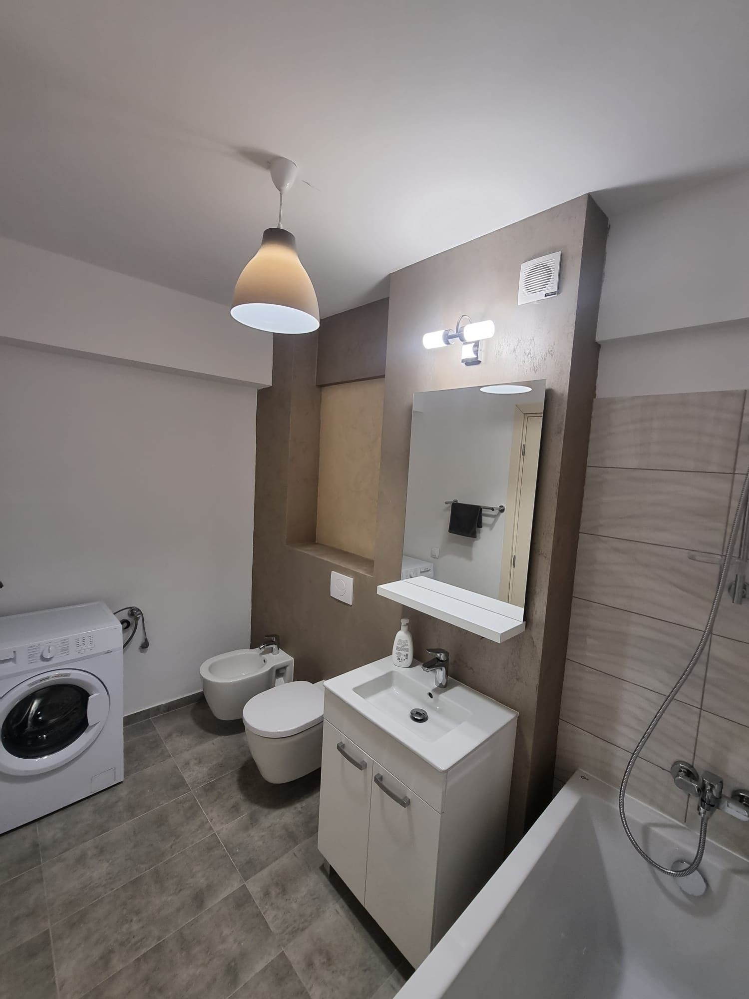 Inchiriez apartament 2 camere, et 2, zona Albert, Ploiesti