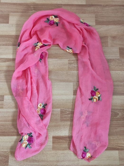 Esarfa roz cu flori