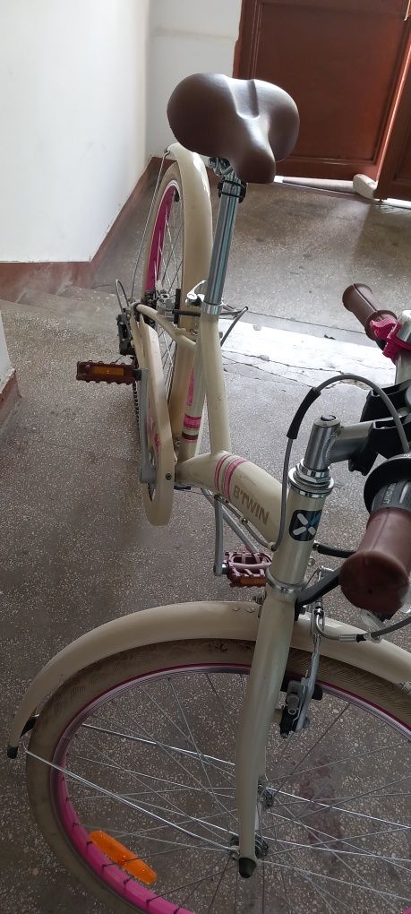 Vând bicicleta aproape noua