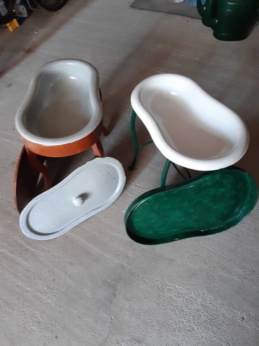 Bideuri pe 4 picioare, cu capac, din lemn, metal si fonta