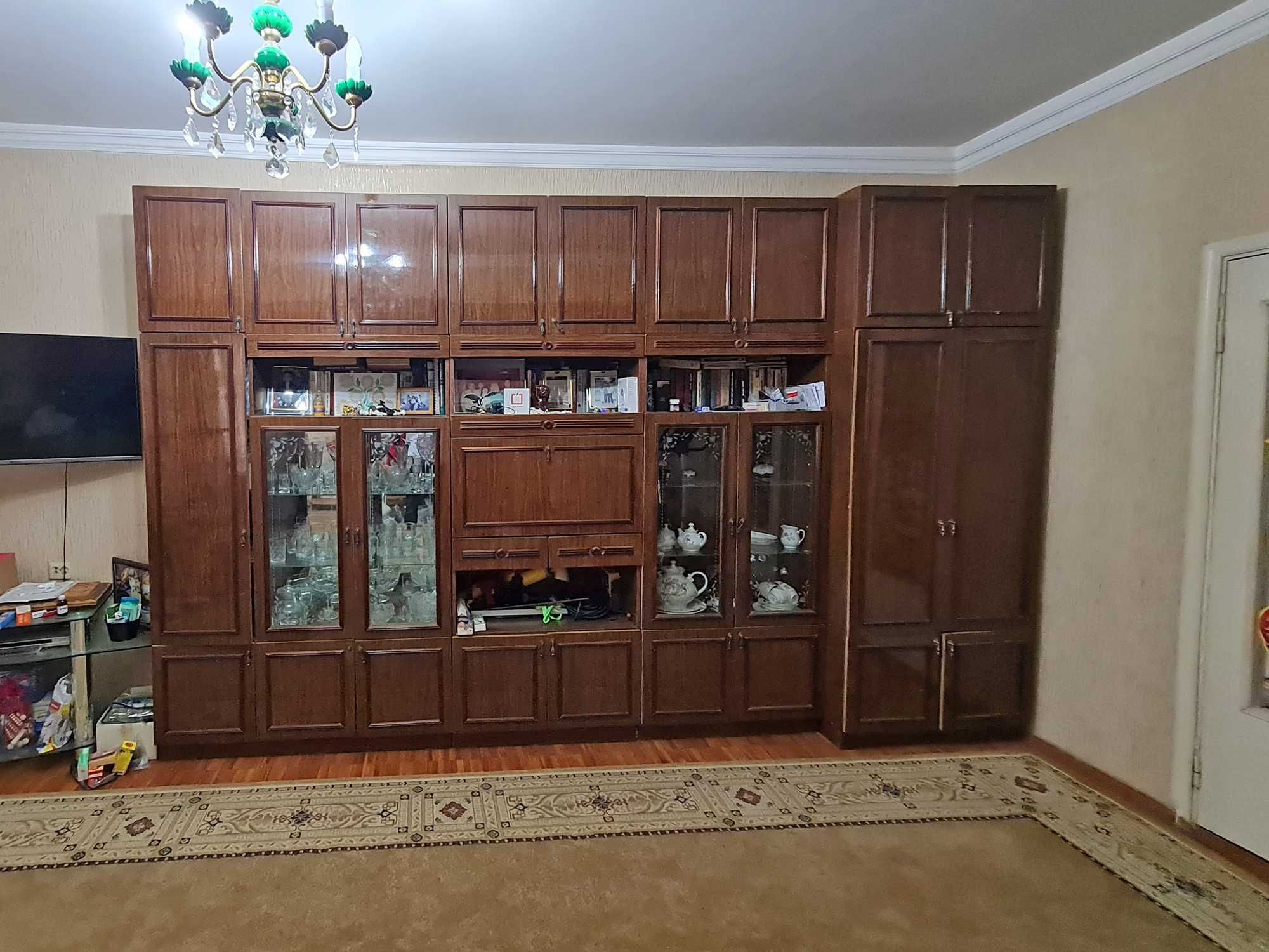 Продам стенку в хорошем состоянии, делится на секции