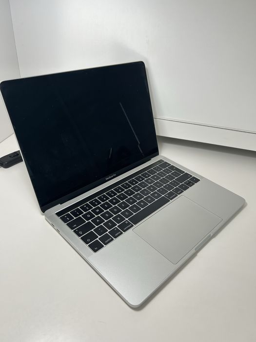 MacBook Pro 13"(2016) - Intel i5, 8GB RAM, 256 GB SSD
