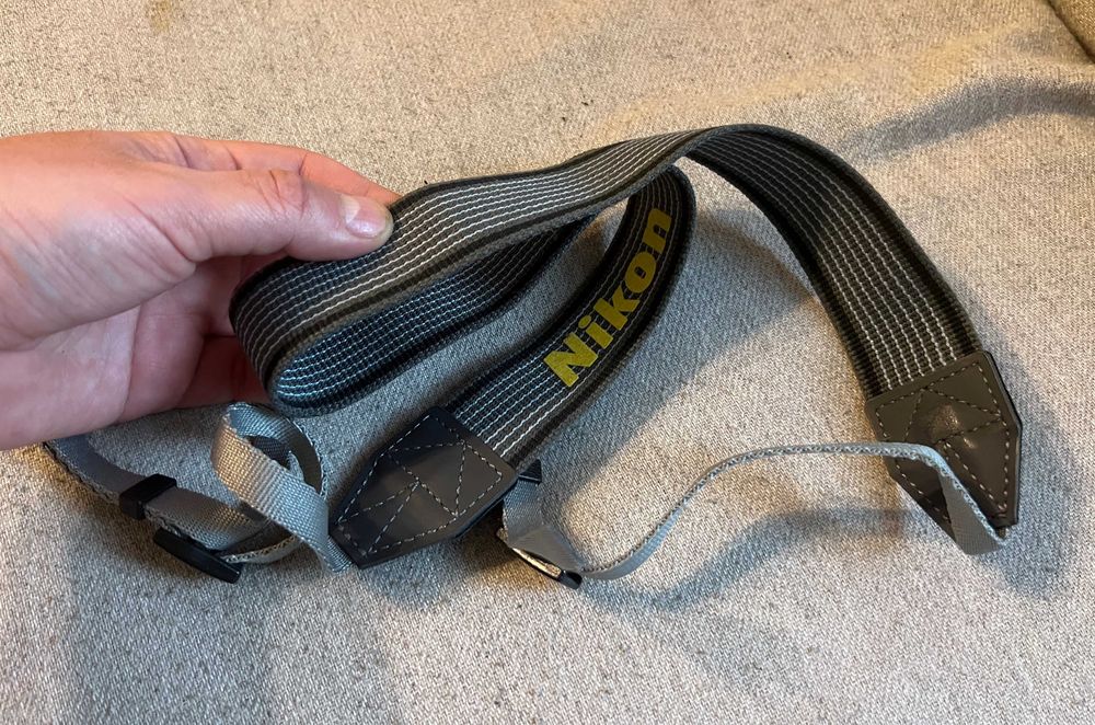 Curea originala Nikon pentru aparate foto DSLR si mirrorless