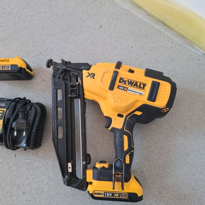 Pistol cu cuie Dewalt DCN660