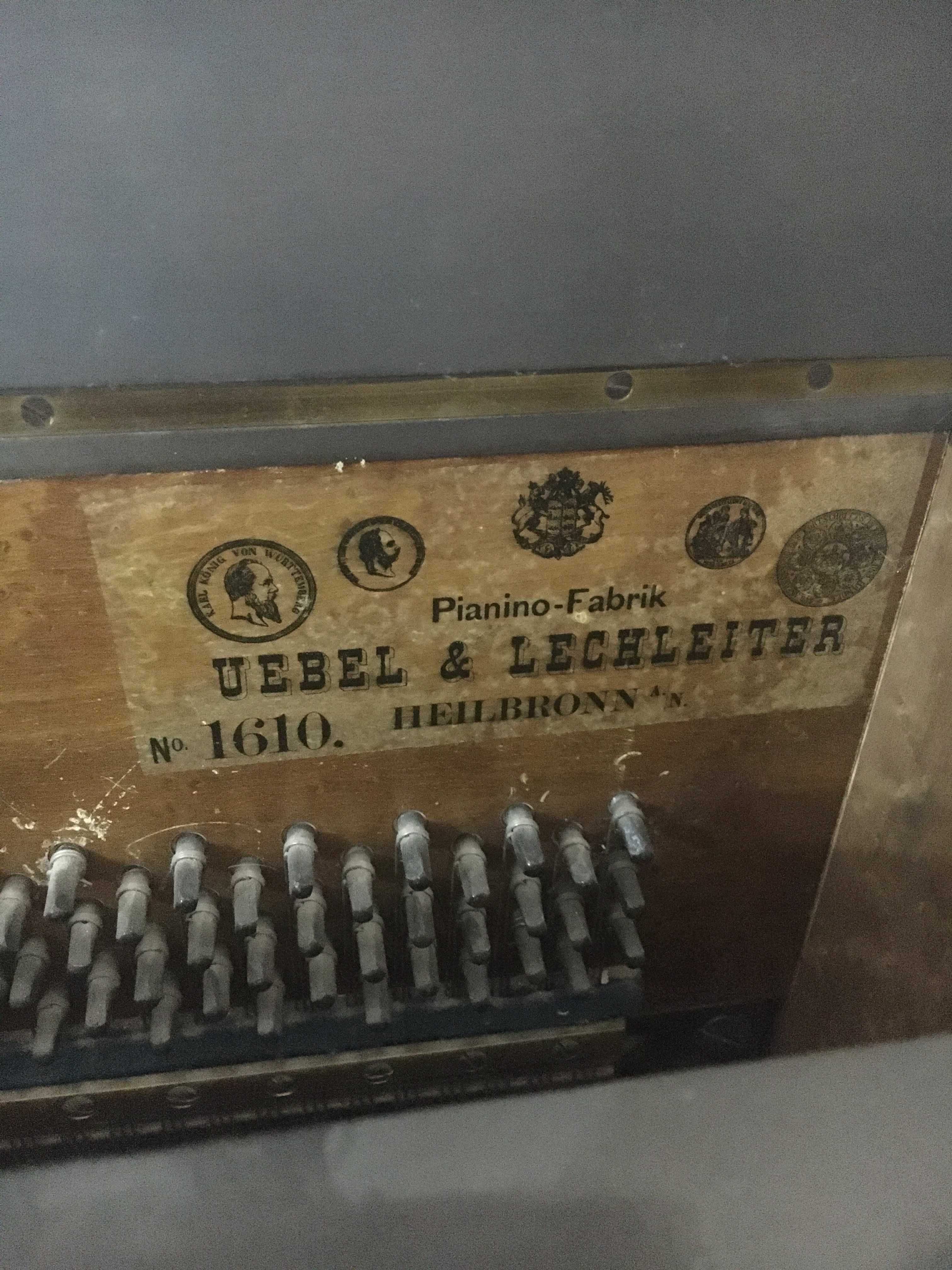 Продаётся старинное немецкое пианино. 
Пианино около 100 лет.