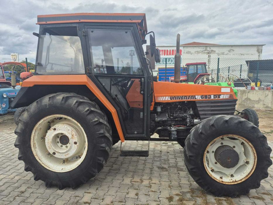 Tractor Universal 683 DT