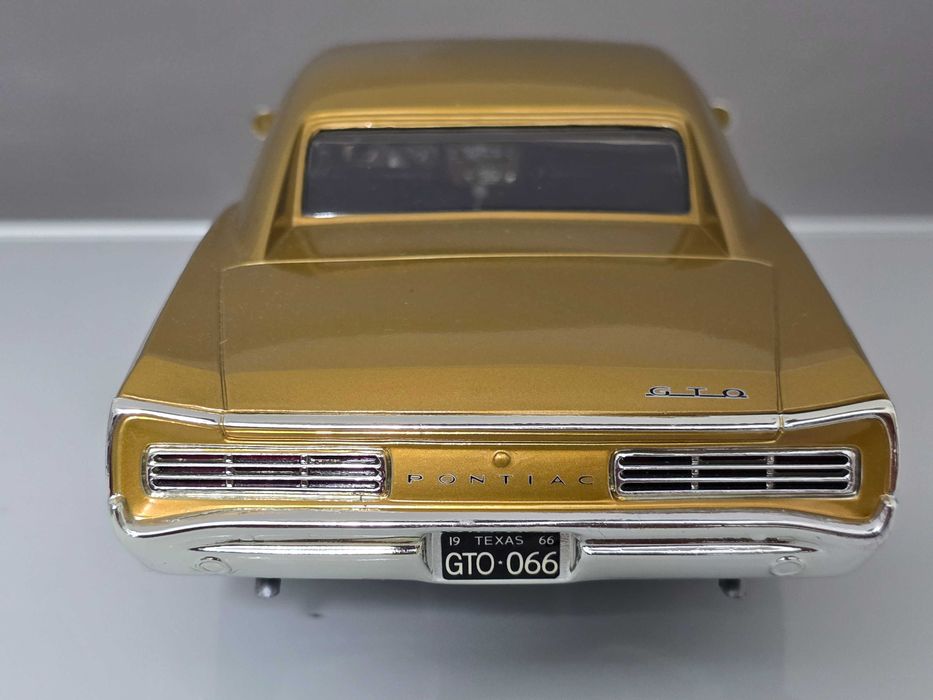Macheta Auto 1/18 ERTL 1966 Pontiac GTO Gold
