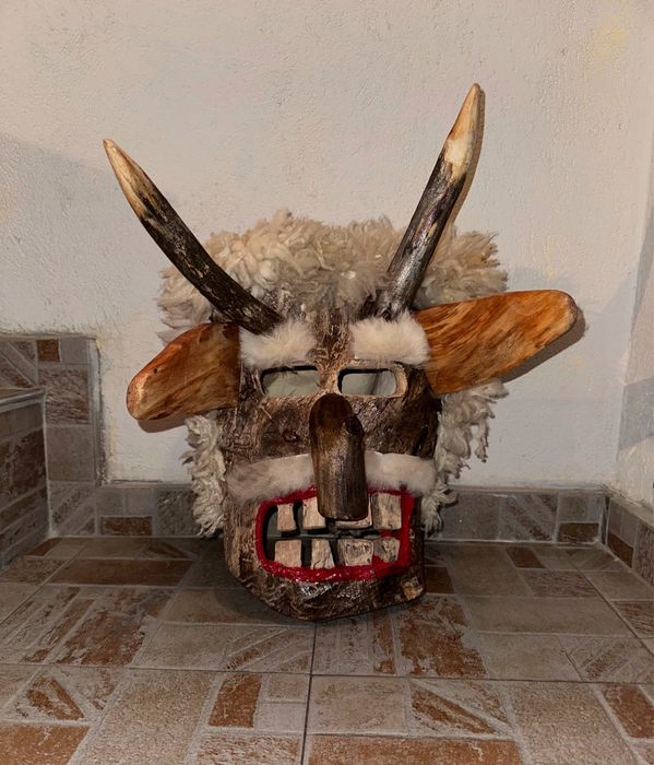 Кукерска маска от естествени материали