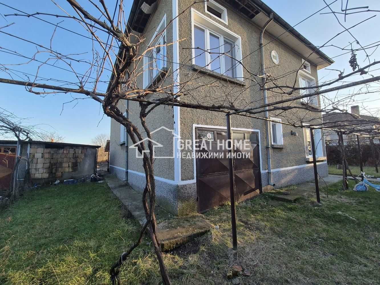 Двуетажна тухлена къща в живописното село Васил Левски!! Гараж!!