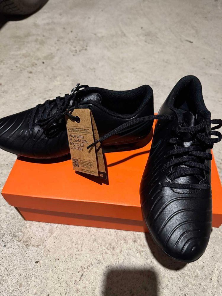 Продавам чисто нови футболни бутонки Nike Tiempo 42