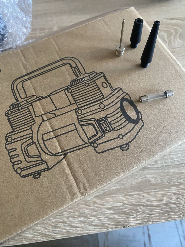 Преносим компресор с фенер на 12V