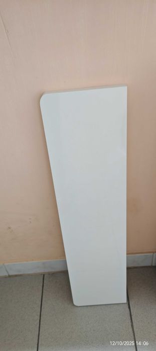 Продавам две стойки за стена