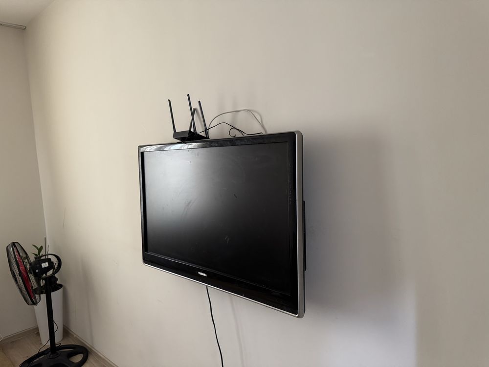 TV Toshiba 42  телевизор на фото (звук не работает)