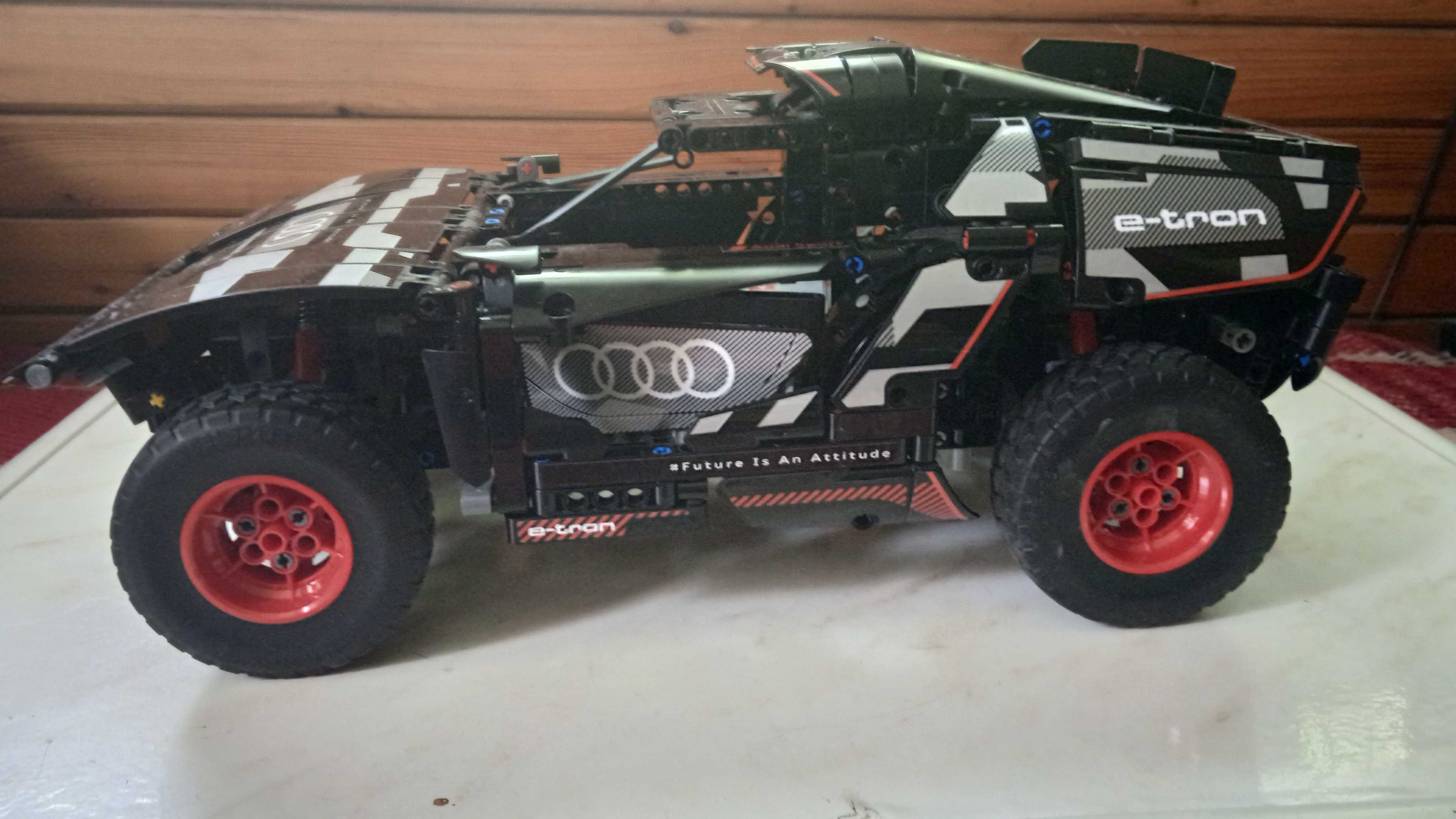 Лего колекция  Audi RS Q e-tron Апарат Polaroid OneStep SX-70 и друг