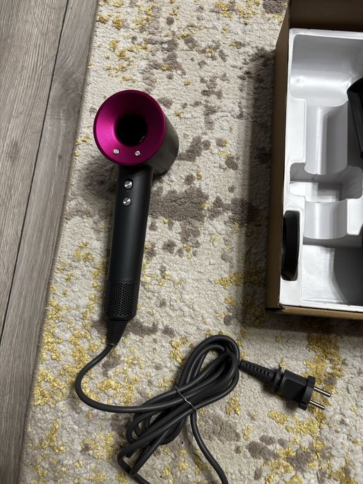 Uscator de par asemanator dyson